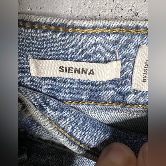 MANGO SIENNA FLARED CROPPED JEANS.  Size 10
NWT - Picture 9 of 11